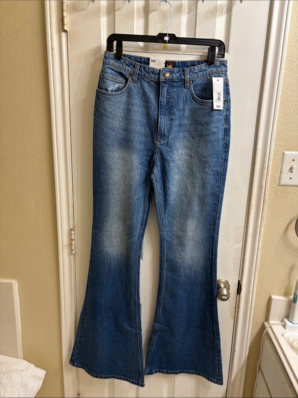 Lee women’s Mountain Hike flared jeans. NWT